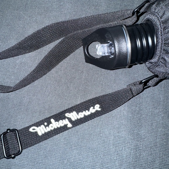 Disney water bottle with carry case - Picture 3 of 3